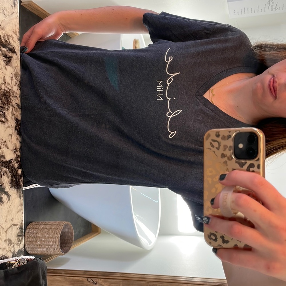 Nhim medium t shirt.